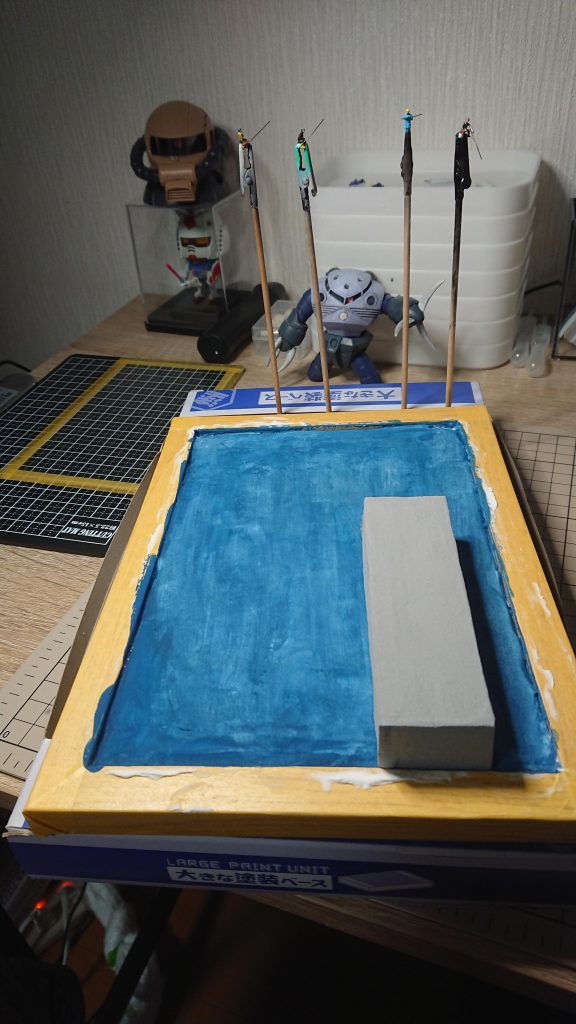 ジオラマといえば、100均のフォトフレーム&紙粘土。紙粘土を絵の具で青色に塗ってます。