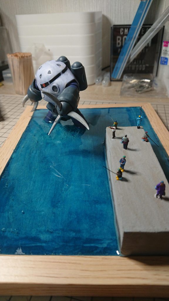 紙粘土が乾燥する前にズゴックと防波堤を設置し、乾燥してからレジンを流し込みました。初めてレジンを使用したので、ドキドキでした。