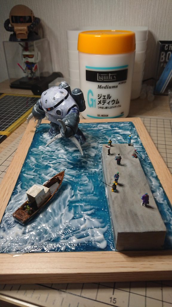 レジンが固まったら、ジェルメディウムという画材で、波の表現をします。乾燥したら透明になりますので、波頭をドライブラシで白くすれば完成です。(一部海の泡表現にタミヤのテクスチャーペイントの雪を使用しています)