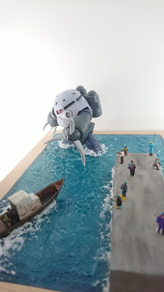 ズゴックが強襲してきているのに、のんびり釣りをする人たち。大きなカニさん釣ろうとしてるんでしょうか(笑)