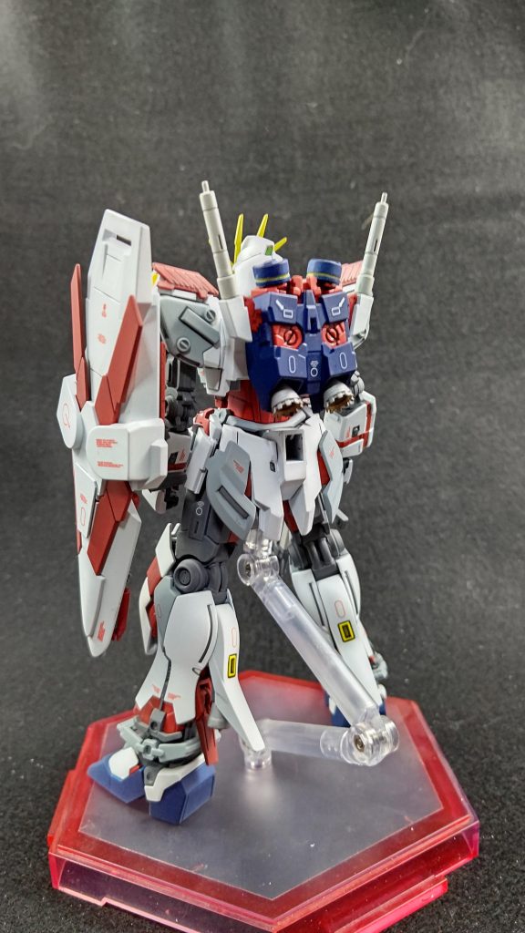 設定画寄りのスタイル・顔つきにし、機体各所はニューガンダムやユニコーンへの繋がりを感じるように各所改造しています