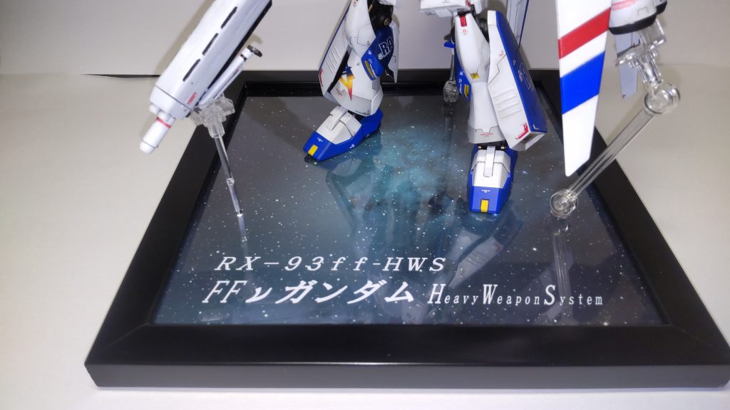 ハイパーメガライフルとハイメガシールドが重すぎて支柱が必要なのに、アクションベースが中途半端に欲しい位置に支柱立てれなくて、フォトフレームで専用台座作りいました。
