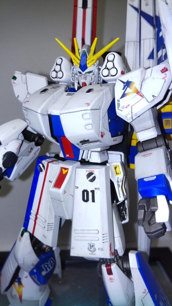 前面  EGベースに一部箇所HGのパーツに差し替えてます。それに合わせてＲＧ･MGのディテール参考にスジボリ等してます。 