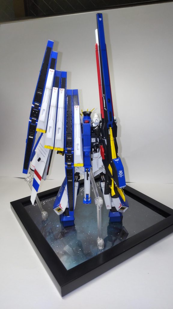 背面  νガンダム恒例のフィンファンネル地獄。今回はFFカラーなんで塗り分け必要で余計めんどかったです💦