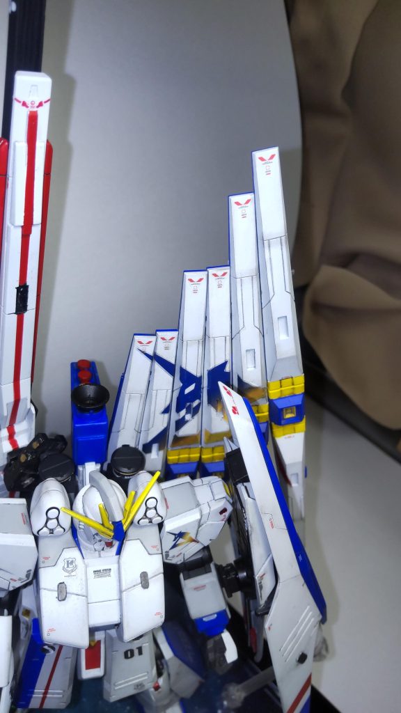 フィンファンネル外面には サイドF開店キャンペーンのシールを使って大きな福岡版アムロエンブレムをあしらってますw