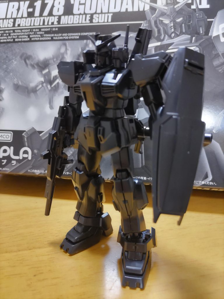 再生プラスチックですが少し硬く感じました。仮組みからバックパックを外すとき軸が折れました。