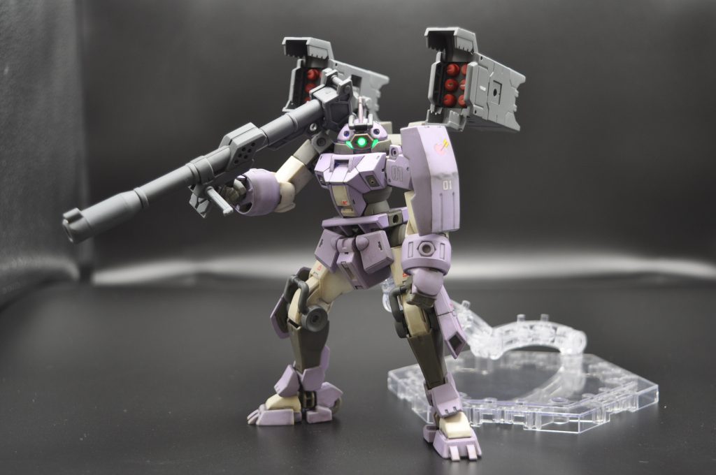 フル装備時は自立できません。バズーカ、ミサイルランチャーともにコトブキヤの製品を使いました。