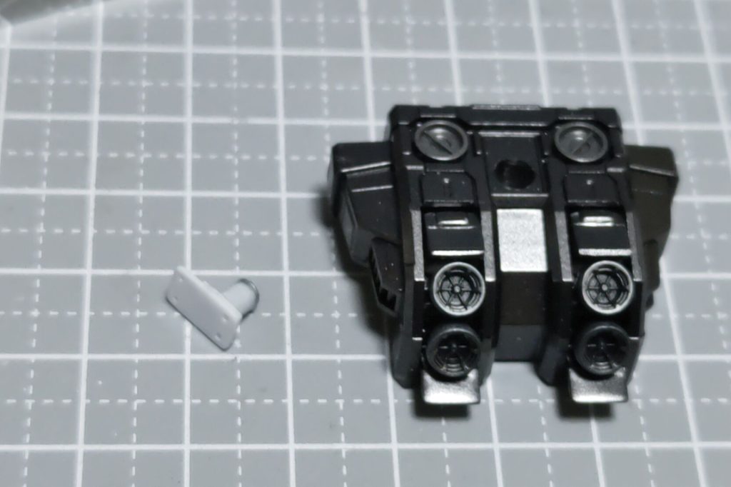 シールドを固定する穴が気に入らない ( ほとんどのガンダムに実装されている穴 ) ので、マグネットで取り外し出来る蓋を自作。