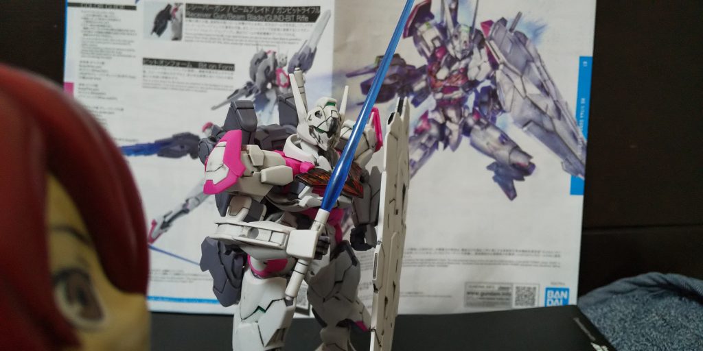 :ビームサーベルだ。青いな…。