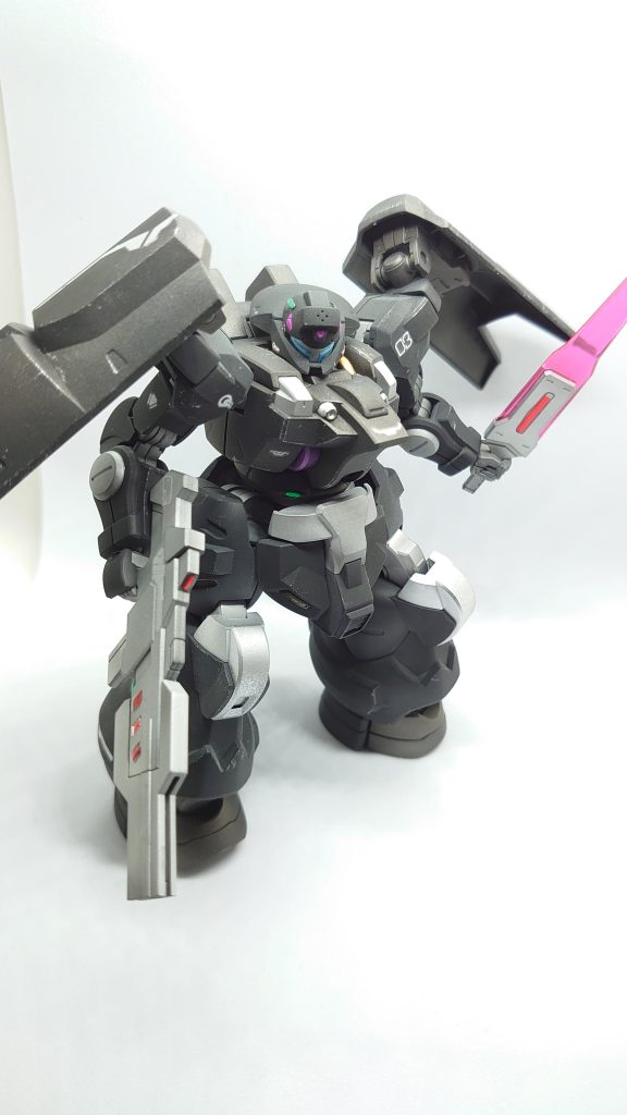 武器のセンサーはもちろん、ビームトーチの中央部分に赤のシールを貼ったのですが、中央が空洞でビームが見えているようにも見えるし、エネルギー残量が見えるようにも感じることが出来るので少しお気に入りです。