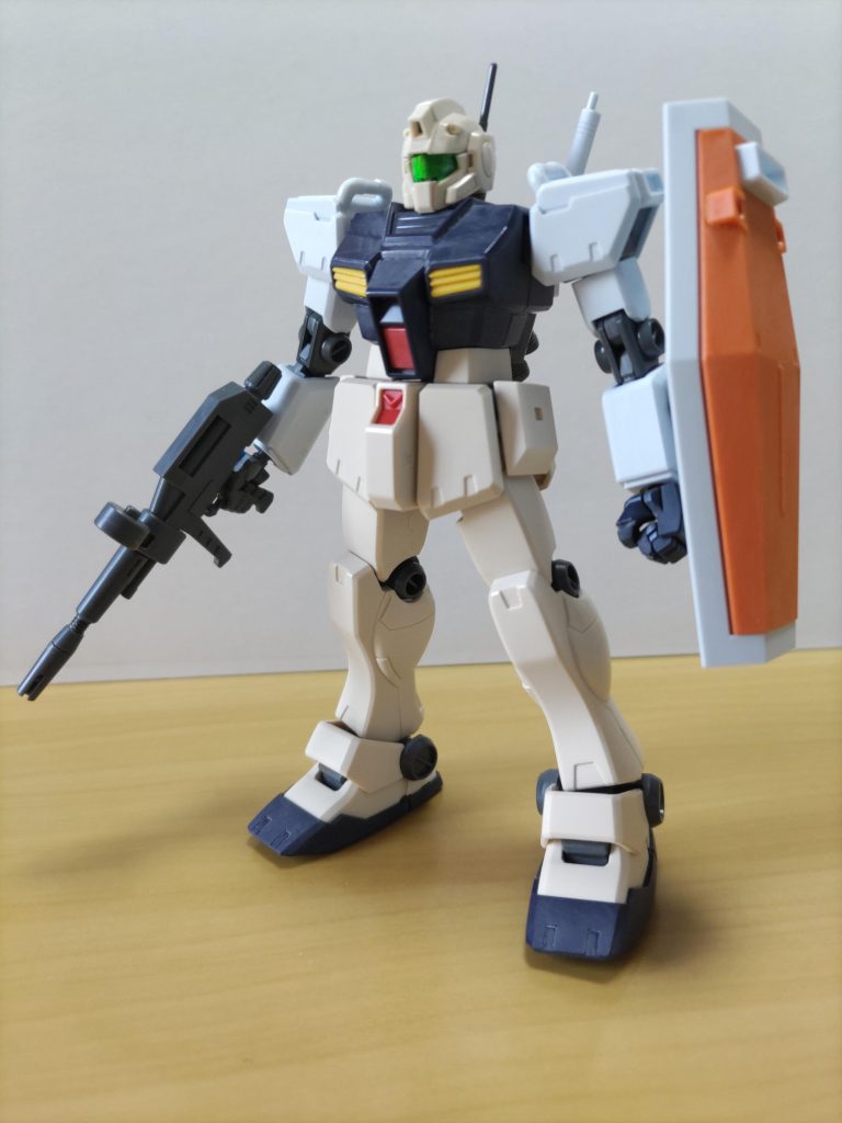 このジム改はジム・カスタム発売当時に、ミキシングでガンダムVer.Ka.を作ろうと両腕、ランドセル、シールドを取ったモノです。その後、イエローサブマリンのパーツパラダイスでパワード・ジムの両腕とシールドを入手後、ずっと放置していましたが、去年、バンダイの部品通販でランドセルを購入し、10数年経ってようやく完成しました。