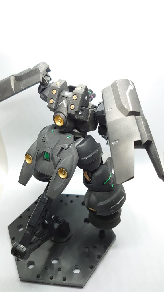 背面からの写真だとわかりやすいですね。足や腰部などにシールを貼ってみました。個人的には気に入ったのですがレジンでのコートについては要練習です。