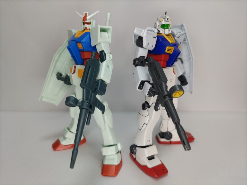 連休中に作る予定だった仮組みのEGガンダムと。