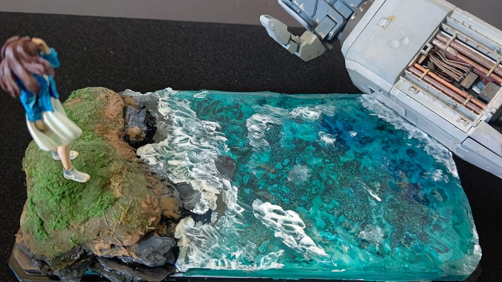 熱帯魚掃除した際に余った砂をしいて透明レジン入れたらなんと珊瑚礁に見える！狙ったわけではなかったので嬉しい誤算でした。