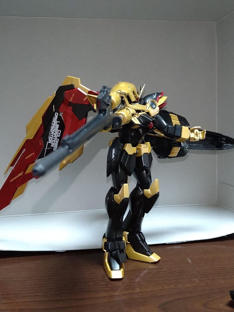 正面から見るとこんな感じになります。もう少し顔が見える位置にしたかったですがバスターライフルが真っ直ぐ持てたのがこのポーズしか出来ませんでした。これはこれで個人的にカッコよくて好きです。