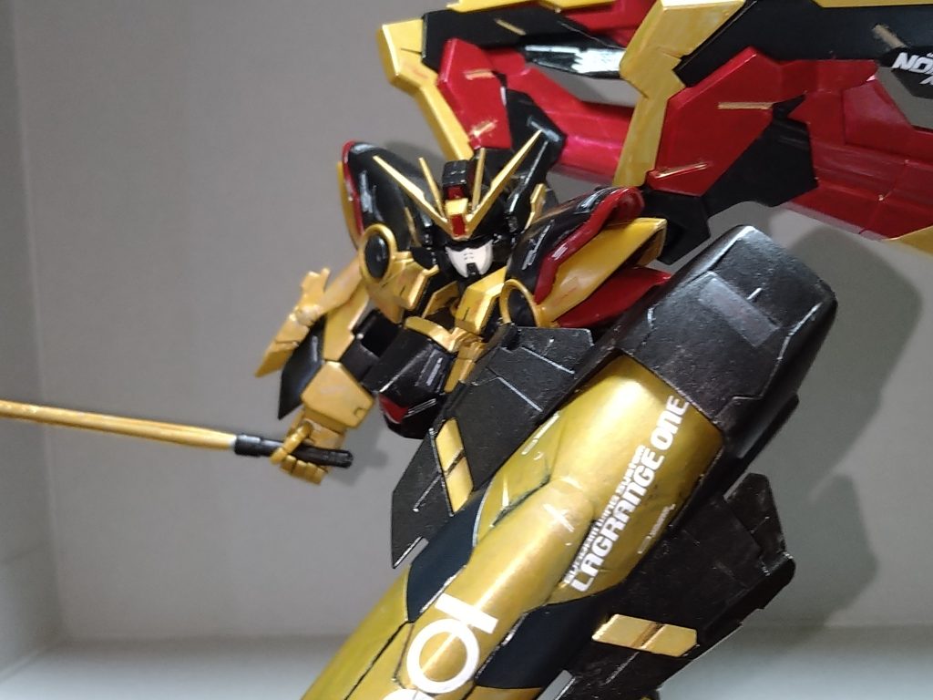 Gジェネクロスレイズの戦闘シーンをイメージしたポーズ。デカールは塗装した後にあまり目立たないと後から気付き上半身のみにしました。次からはデカールと合わせて色を塗ります。