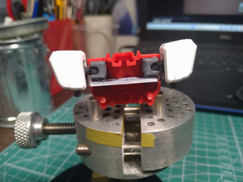 ストーリーで紹介しましたが、肩関節は初期HGらしく棒軸での接続だったため、市販パーツのボールジョイントを埋め込みました。