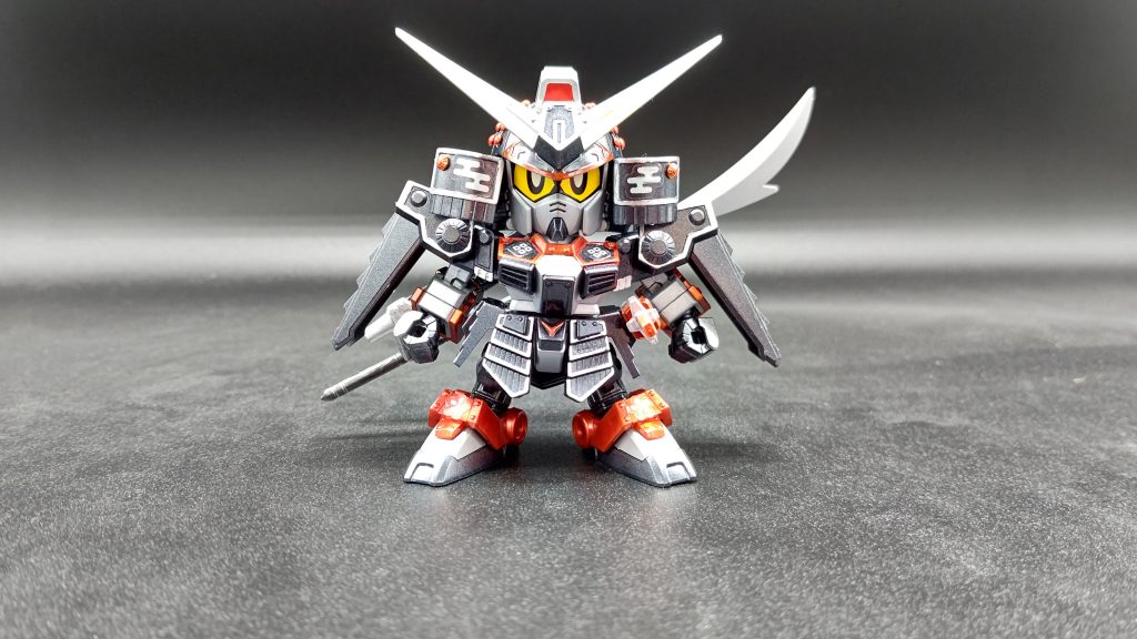 武者の基本色である赤を黒鉄色ベースに、アクセント銀のラインと赤を入れています