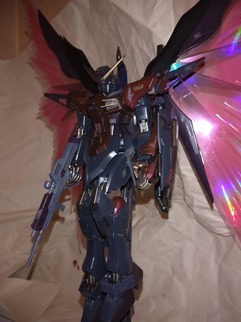 機体番号/ZGMF-X42S機体名/DESTINYGUNDAM Alternative全高/18.08m重量/79.44t装甲材質/ヴァリアブルフェイズシフト装甲動力/ハイパーデュートリオンエンジンパイロット/シン・アスカ うーんこの魔王感w見えづらいですが両腰の上部分が干渉するので、そこを切り取りました。