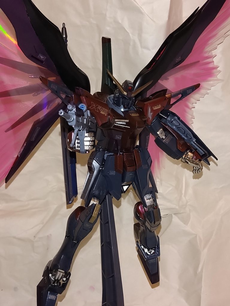 前回投稿したウイングガンダムリベリオンと違って金色や銀色のデカールが多かったので暗い色に塗装しても違和感なく貼れたのは嬉しいです。 実はこのガンプラ、本当は半年前にはほとんど完成してたんです。理由は完成直前に最後のパーツがポッキリと折れてしまい、一ヶ月以上の仕事終わりの二、三時間の合間にコツコツと塗装と組み立てをしたのに絶望しましたwしかもパーツの発注も品切れで出来ず、当時の自分の腕では直す事も出来なかったので泣く泣くソッとしまいました。