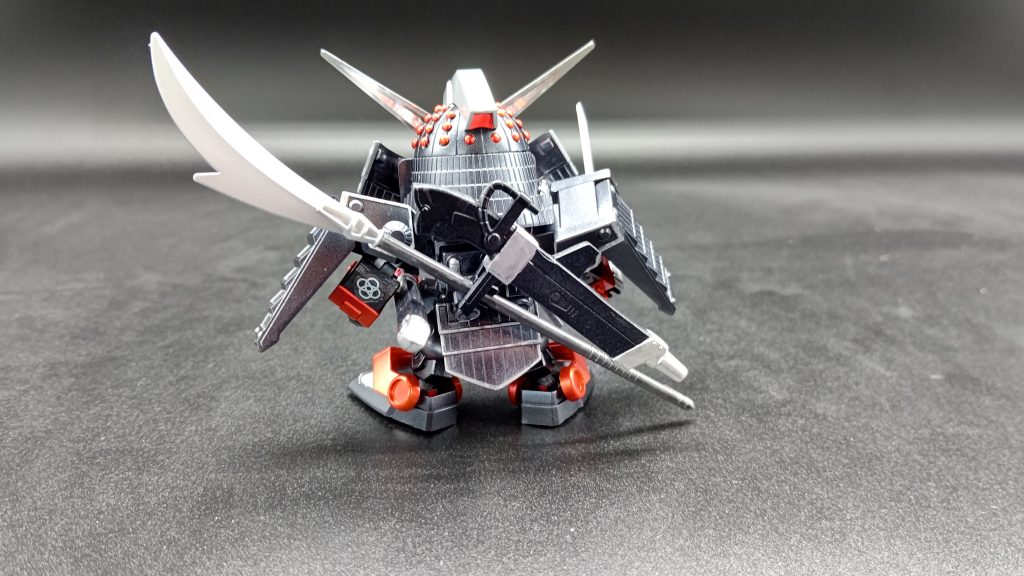 赤の部分は下地を金にすることで発色をよくしています。黒と赤と銀で本来のイメージから結構変わったかと