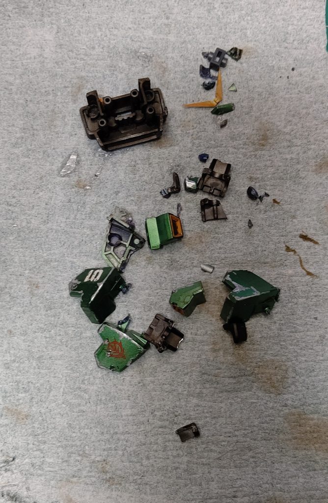 汚しをするとき、エナメルのスミ入れ塗料で全体を塗ってしまったので、パーツが砕け散りました。自業自得ですがここまでなってしまうものなんですね。経験して身に沁みました・・・。