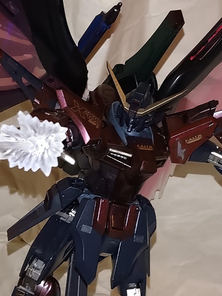 【パルマフィオキーナ 掌部ビーム砲】左右の掌底部に内蔵された青白い光を放つ小型ビーム砲。密着状態で発砲する零距離攻撃のほか、ビーム砲やビームソードとして運用できるなど用途は幅広い。その威力は戦艦をも一撃で撃沈し得る。