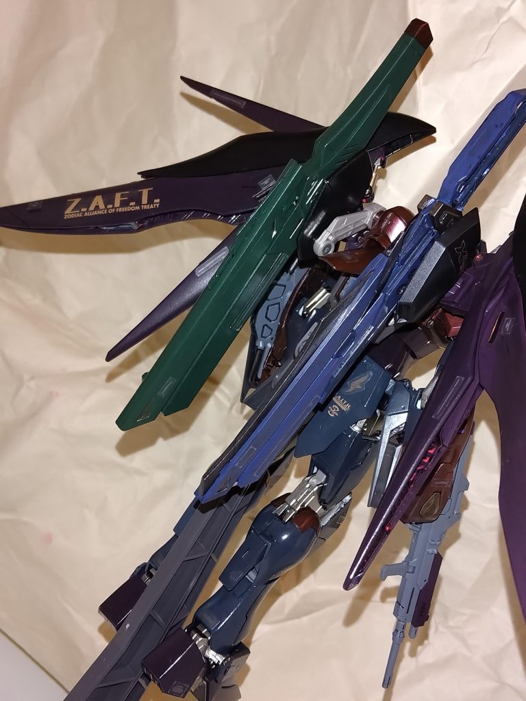 右のアロンダイトはブルーとグレーバイオレットとブラックを混ぜ、実態剣の部分にはシルバーとメタルブラックを混ぜました。左の高エネルギービス砲には赤いパーツにはマジョーラカラー風に塗装し、グリーンとブラックを混ぜて、見えづらいですが更に暗い色合いにしました。