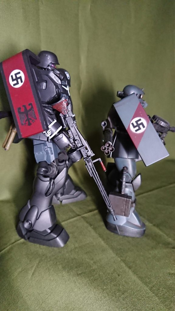 前作の国防軍風ザクとシールドデザインの比較派手すぎる塗装は戦意高揚や国威発揚のためという設定今回も塗装でマーキングしました〜ってかギラ•ズールでかい!