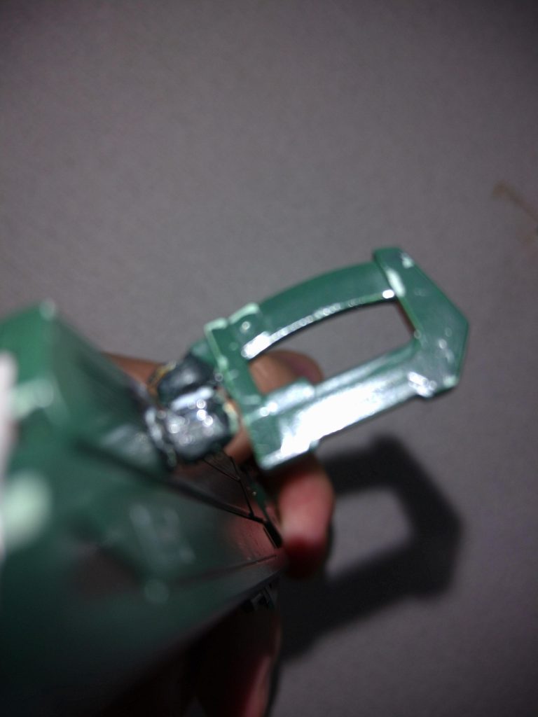 見えづらいですが、ビーム砲の柄パーツがポッキリと折れてしまい、更に回転するパーツを稼働させる軸も折れてたのでその2つをプラ棒と柔らかい真鍮線を使って修復しました。嬉しい誤算は真鍮線と接着剤を入れた柄パーツの展開が固定されずスムーズに展開出来た事です! ここまで見てくれてありがとうございました!