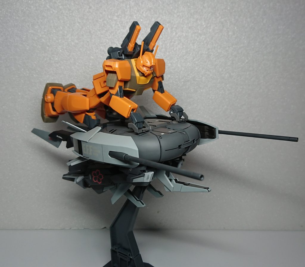 いじってる途中のジムⅢを乗せてみました、どっちかというとしがみ付いてるかな?