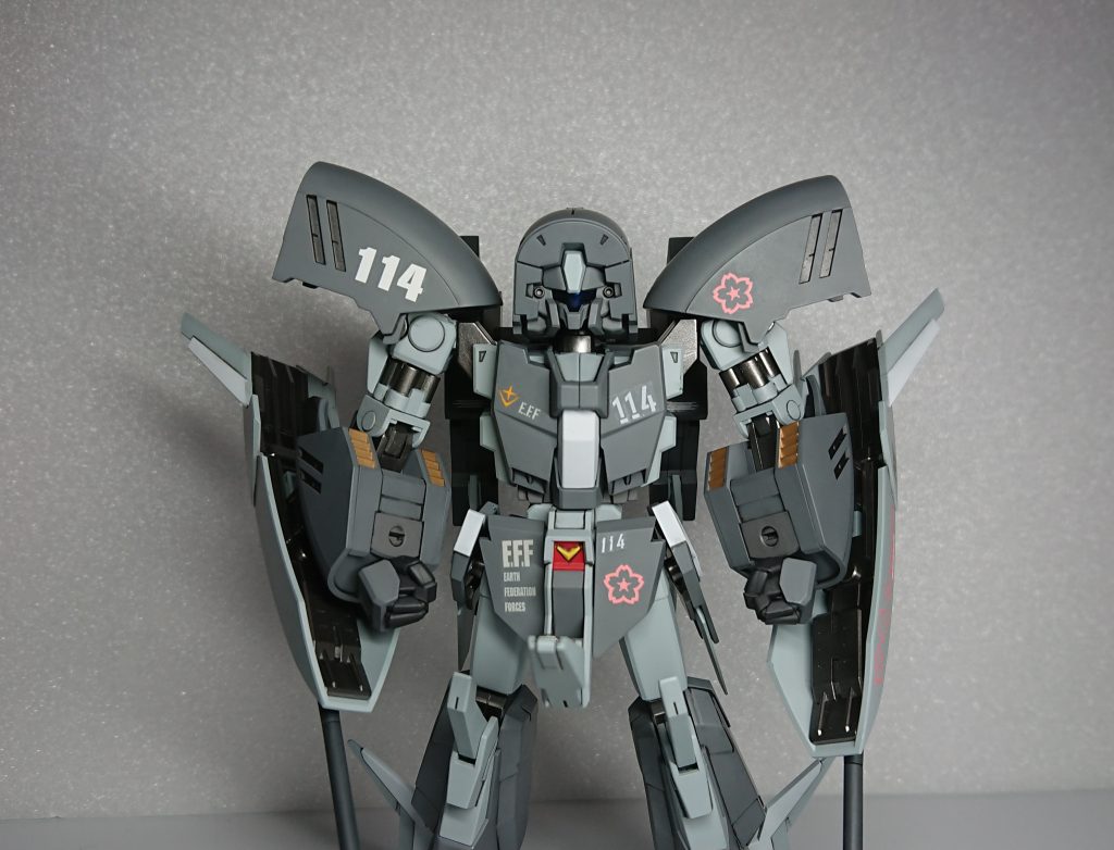 この基地に配備されてる機体のセンサーカラーは隊長機がオレンジ、それ以外が青という設定にしてるのでバイザーは青で塗装しました、わがままですがクリアパーツは透明のも付けて欲しいなーと思う時ありません?