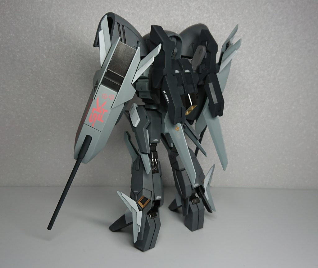 パイロットは「ミコット・キルシュブリューテ大尉」、一年戦争からMSパイロットを務めているベテランで格闘戦が得意、機体各所に自身の名である桜のパーソナルマークが描かれている、以前は別の基地に所属していたが、数年前にメンバーが退役した11番隊の補充として転属してきた。可変機に搭乗するのは本機が初めてでMA形態が苦手、そのため直ぐにMS形態に戻り接近戦をしかける癖があるが、MA形態が全く使えないわけではない。ここまで脳内設定です。(サイドアーマー?ウィング?の塗装が剥げてる・・・)