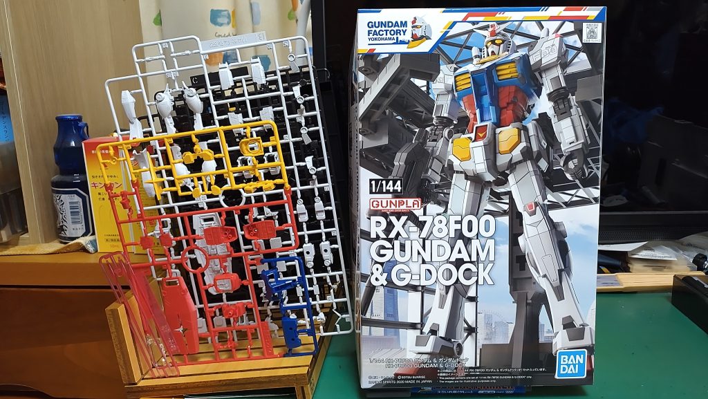 ボックスとランナー。キット本体はともかく、ドックのパーツが大きいのです。