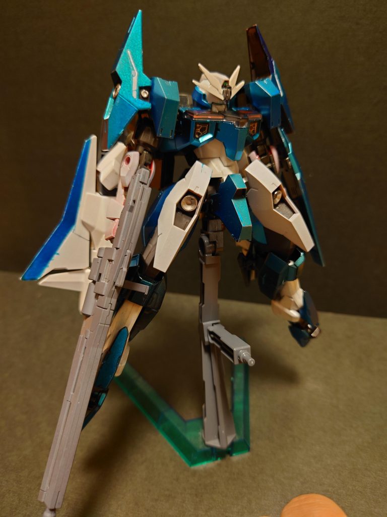 大気圏内での強襲離脱戦法を目的として開発された機体で、高い機動力で狙撃ポイントに移動、狙撃しては逃走……を繰り返すアウトレンジ戦法を得意とします。ソーンは足を組み替えればかっこよくなると聞きましたが、かなり正統派の機体になりますね。