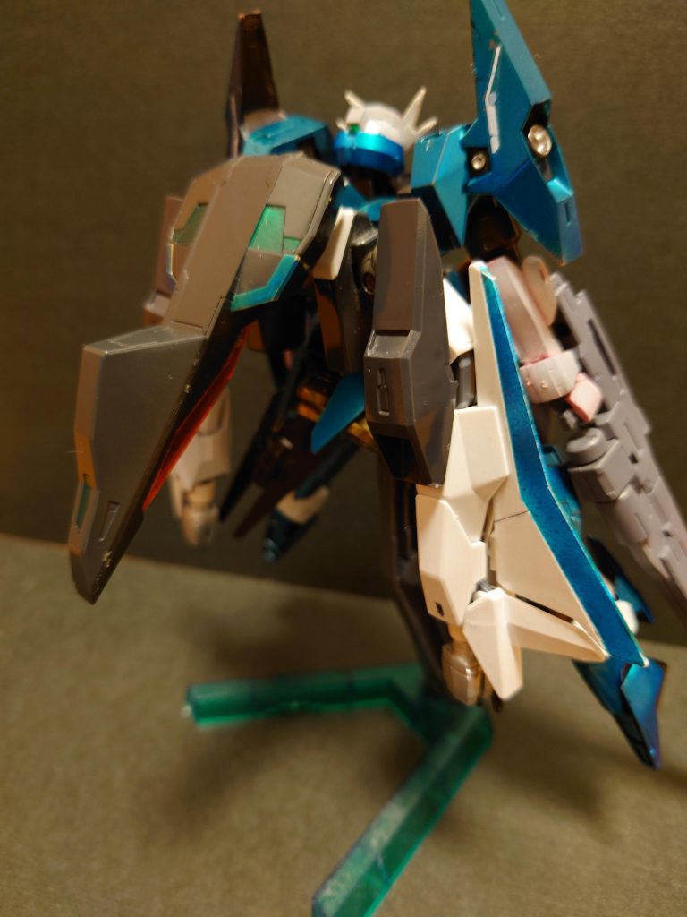 後ろはハルートのバッグパックにアリオスの足をくっつけてます。