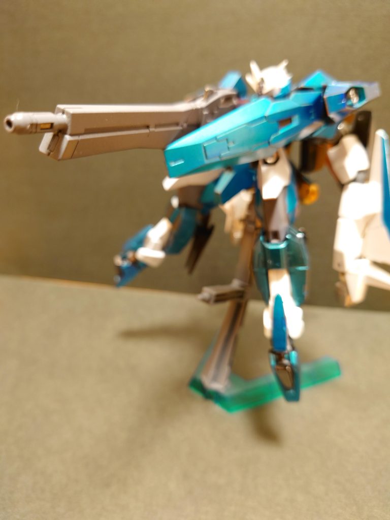 主武装のロングレンジビームライフルです。貫通力が高く、ベネリットで使用されるディランザ・ソルの実体シールドを貫通し、撃墜せしめる威力を持ちます。ガンドフォーマットによる精密な機体制御により、空中での精密狙撃を可能とし、ほぼ一方的な攻撃を行うことができます。