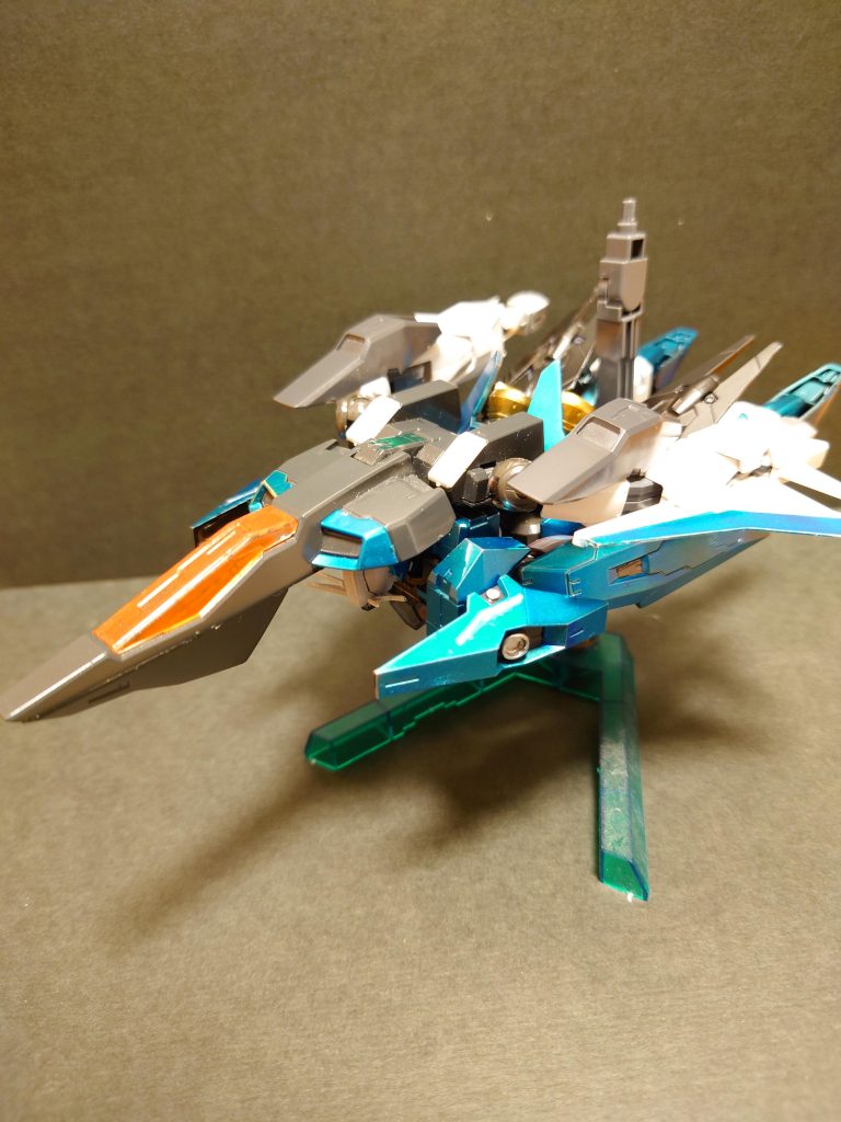 変形状態ですね。おなじみの寝そべり変形です。この形態では、ベネリットで使用される主要な航空戦力であるティックバランを大きく突き放す推力を発揮します。