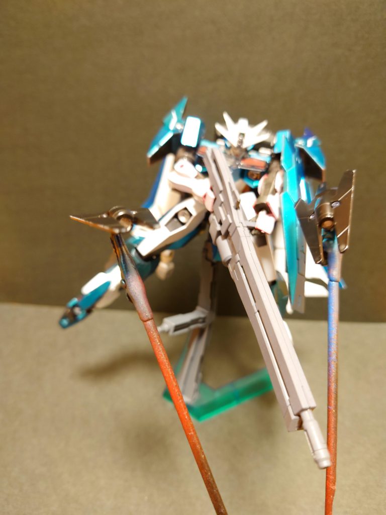 本機に装備されたガンビット「センサービット」です。これを展開することで、複数箇所からの観測情報をリアルタイムでデータリンクし、より正確な狙撃を可能とします。観測が目的のため、攻撃性能は持ちません。ガンビット用のスタンドが手に入らなかったため、クリップで無理矢理浮かせてます……。