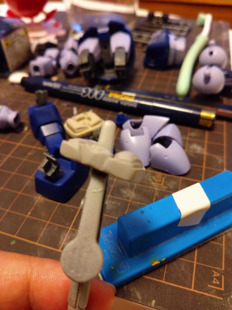 パテで作成中の腹部追加パーツです。皆さんからのイイネ、コメント、フォロー凄く励みになってます!また、1年楽しいガンプラ生活を送りたいと思います!