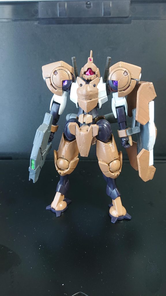 筆塗りで塗装しています。色も設定画に近い色で塗装できたように思います。本体の改造箇所・頭部のサブカメラは ヘイズル改のパーツを複製・切削して制作、アンテナもプラ板を削って制作しました。・胸部は十字の溝をパテとレジンで埋め、下部の装甲をプラ板で制作しました。・腰部は縦に分割して5mm角棒で幅を広げ、端のパーツはそれっぽい形をプラ板で切り出して取り付けました。正直ここが一番大変でした…w