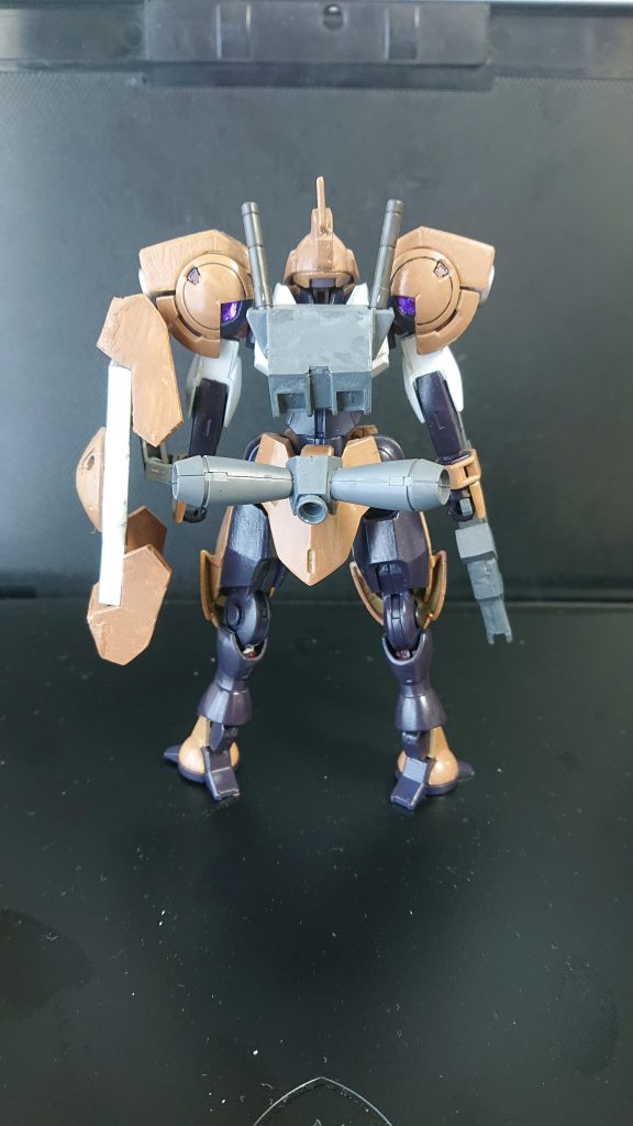 バックパックはHGUC ガンダムのバックパックを改造して制作。ビームサーベルはルブリスソーンのものを取り付けています。腰のブースターはハインドリーのバックパックのパーツと、ジャンクパーツを組み合わせて作りました。