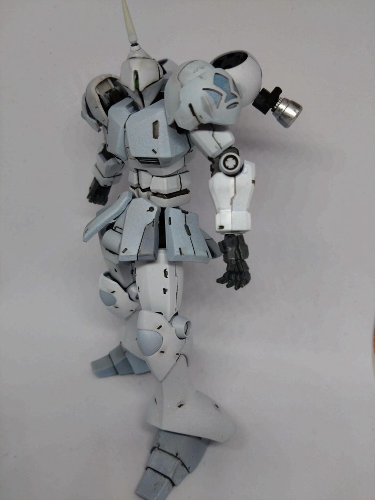 アンテナはかなり伸長しました。腹部は1段パテにてスクラッチして8mm程伸長。ボールジョイントでつないであるので可動範囲を広げています。(エヴァの腹部イメージですかね)