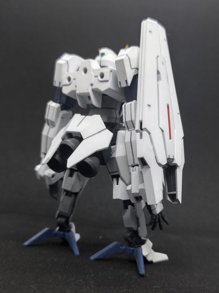 背中はフェーズドアレイキャノンが無いのでスッキリしていますね。ウーンドウォートのコンポジットシールドブースターの再現になるかな?と思い、背中のものは見ての通り腕に生やしています。フェーズドアレイキャノンに付けるシールドブースターの長すぎる砲身の移植or自作は良いデザインとバランスが思いつかなかったので今回は無しで、フェーズドアレイキャノンそのままを腕につけることになりました。