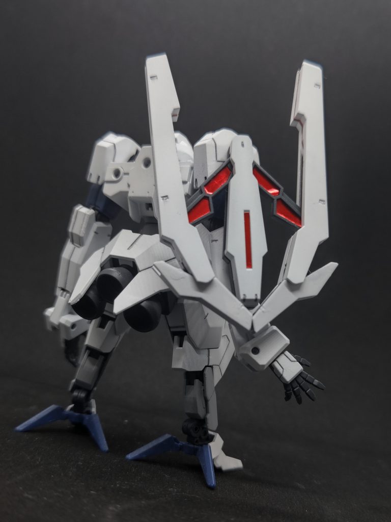 フェーズドアレイキャノンを展開したものがこちら元々はシールドブースターのクローのイメージだったのですが、どっちかというと全体的に白い見た目と光る赤いパーツでユニコーンのシールドみたいですね、まあこれはこれでカッコいいとは思うのでアリということにしましょう。