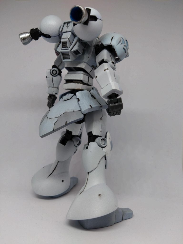 宇宙戦をイメージしてバーニアを追加。バックパックはイフリートナハトの余剰パーツを使用。バーニアはギャンの肩パーツを加工して作成しました。