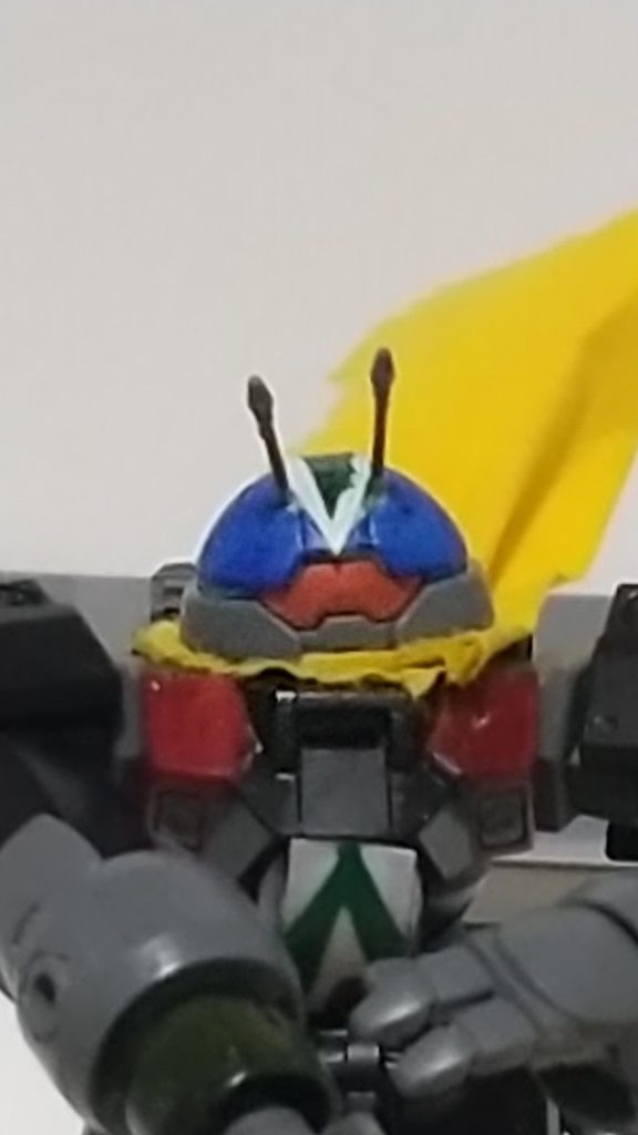 本機で一番苦労したのが頭部アンテナの取り付け。アンテナは鉄血のモビルワーカーから銃身を切り取って使用。マフラーは紙の手拭きによさそうな色があったのでそれを使用してます。