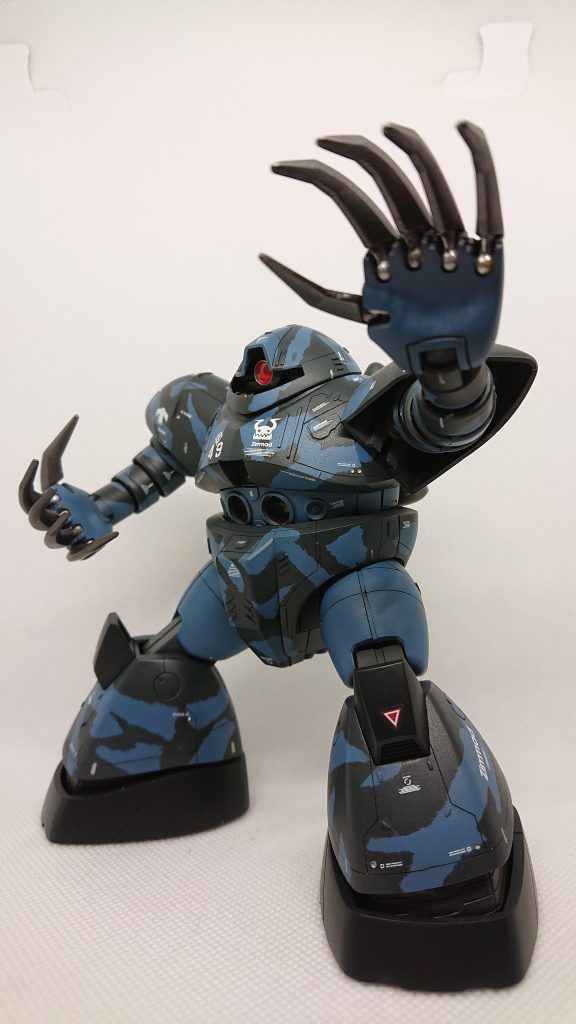 古いキットですが、ズゴック同様にフレキシブルベロウズリムが上手く再現されており、腕の再現度はすごいです。反面太ましい胴や、脚部についてはほぼ空洞です。作りやすくていいんですけどね。今回の迷彩は直線的な物にならないようにマスキングテープをちぎって使いました。切断面の毛羽や、不規則な破れ方が以前作製したダズル迷彩とは違った味わいになったかと。