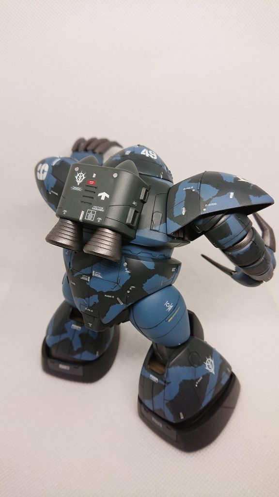 右後方から。ストーリーにも投稿しましたが、ゴッグのバックパック、ネコみたいで好きです。(=゚ω゚=)分かりにくいとは思いますが、腕も一個づつスジボリを追加しています。何気にここに一番手間取ったのに、濃いめのカラーリングにしたせいで、ほぼ目立たず…。