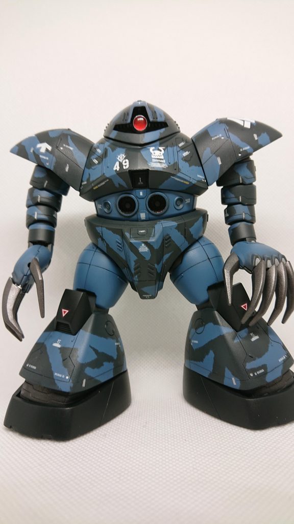 正面から。前作のグフカスタム作製終了後、フラりと立ち寄った家電量販店で購入しました。思えば昨年のゴッグの日に投稿したかったのですが入手できず、代わりにハイゴッグを作製、投稿しました。主な工作はスジボリ、プラ板での情報量の追加と水性ホビーカラーでエアブラシ全塗装です。